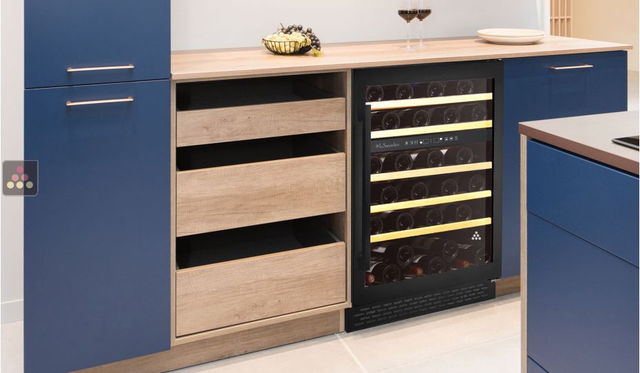 Dual temperature built-in wine cabinet for service