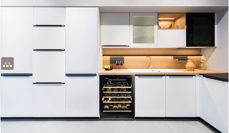 Connected single temperature built-in wine cabinet for storage and/or service