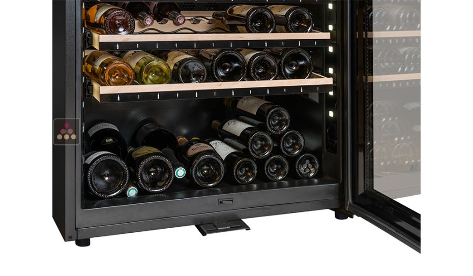 Single temperature connected wine cabinet for service and storage with smart shelves