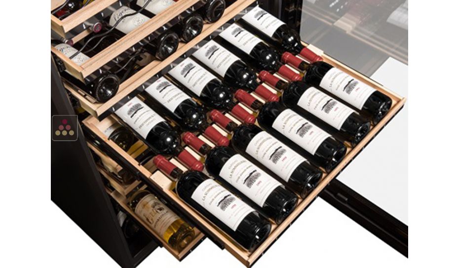 Single temperature connected wine cabinet for service and storage with smart shelves